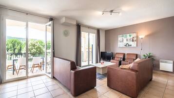 Televisie, een dvd-speler, een tafeltennistafel en een stereo