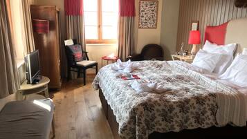 Classic-dobbeltværelse | Allergivenligt sengetøj, pengeskab på værelset, gratis Wi-Fi, sengetøj