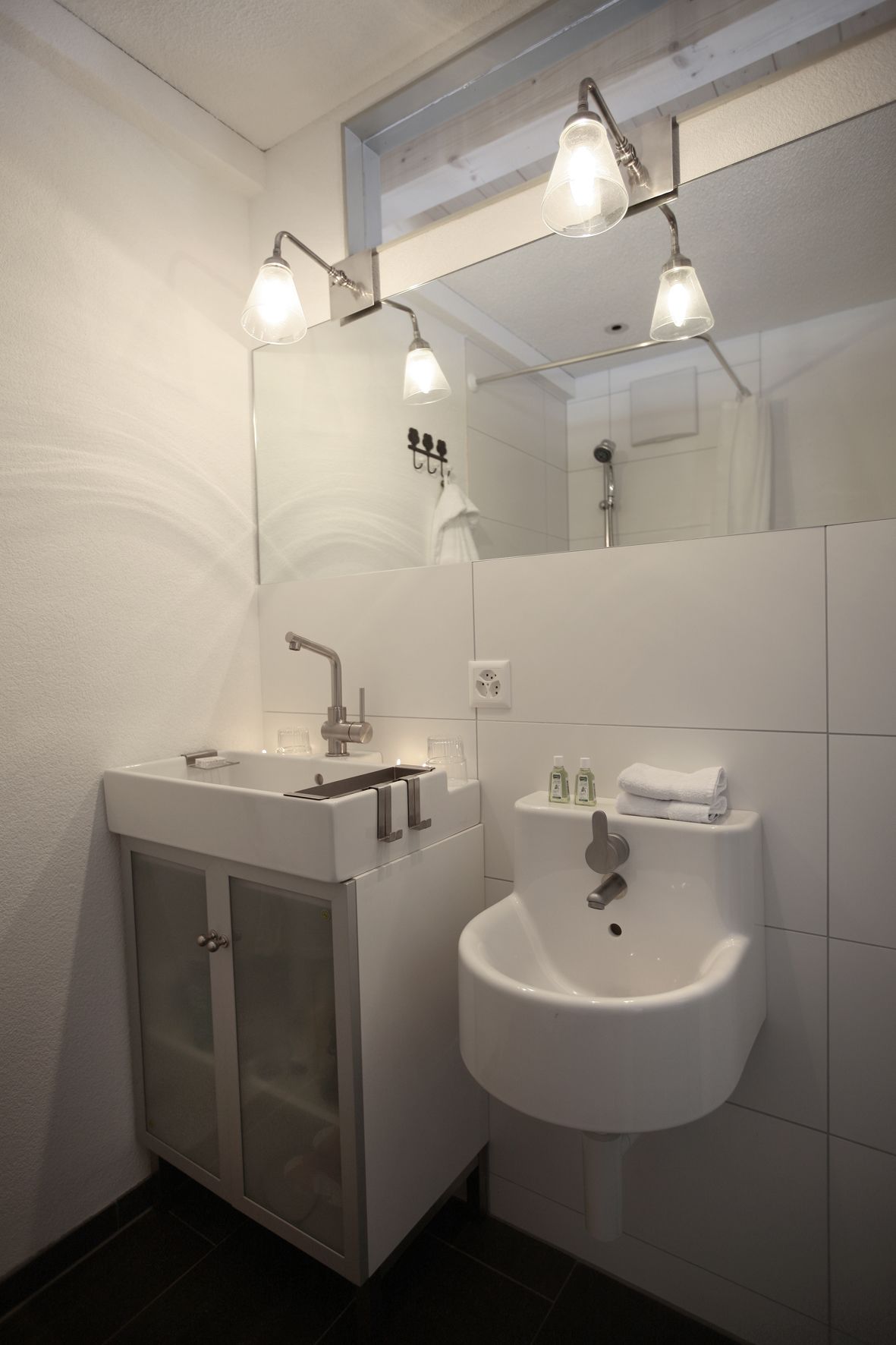 family room south | bathroom | free toiletries, towels