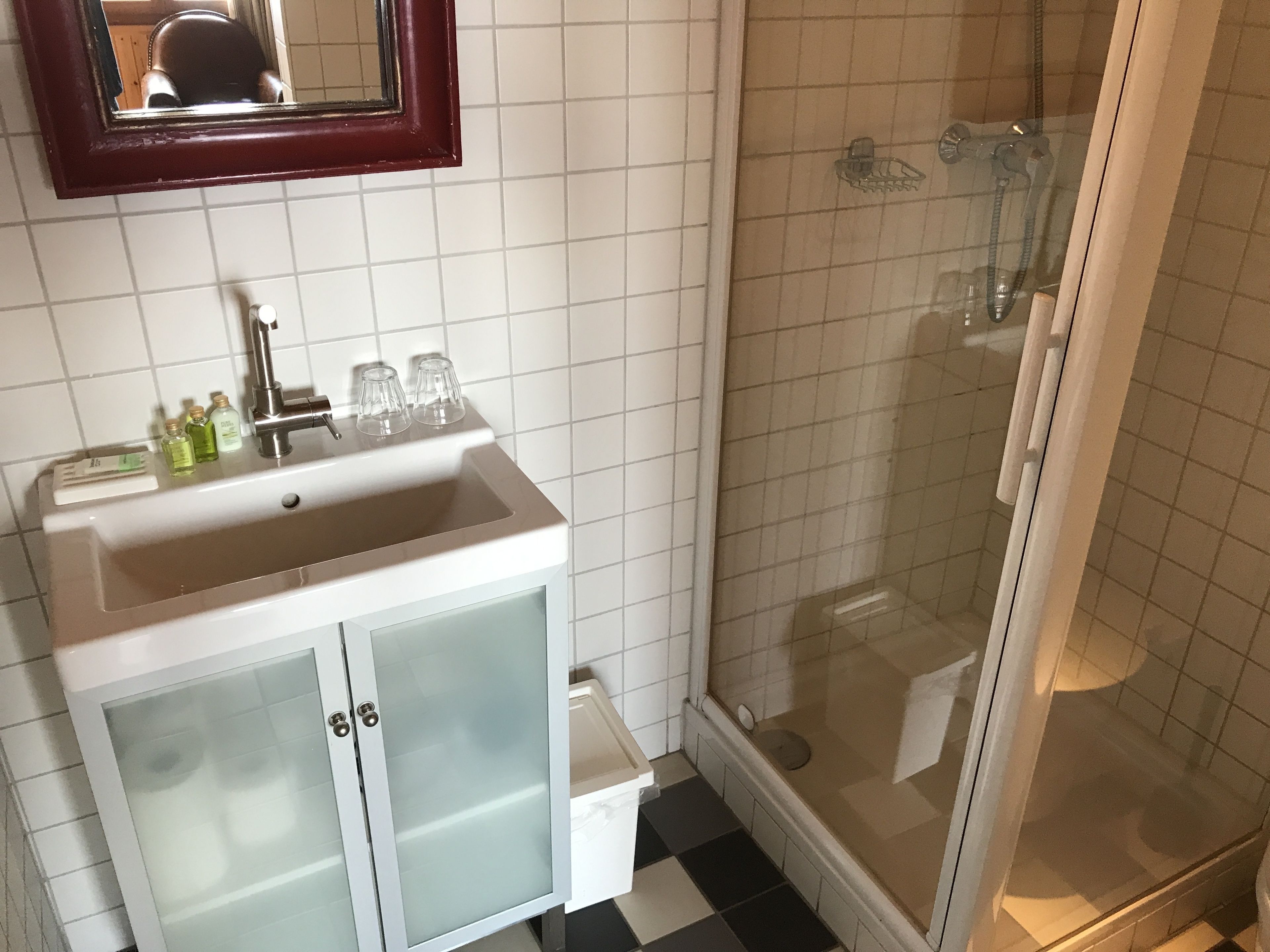 comfort double room | bathroom | free toiletries, towels