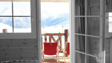 Comfort dubbelrum | Allergitestade sÀngklÀder och vÀrdeförvaringsskÄp pÄ rummet