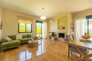 Televisión y chimenea 