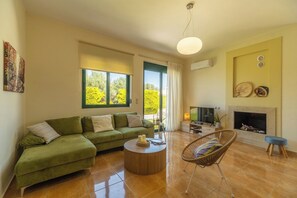 Televisión y chimenea 