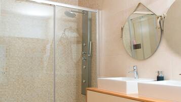Ensemble douche/baignoire, articles de toilette gratuits, sèche-cheveux