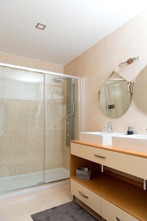Combined shower/tub, free toiletries, hair dryer, bidet