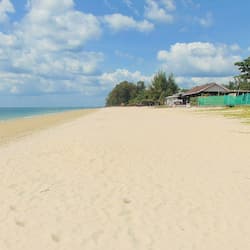 Playa en los alrededores, 5 bares en la playa y pesca