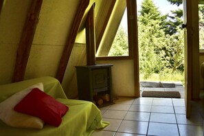TV, fireplace - Ecoturismo Los Manzanos (Dalcahue)