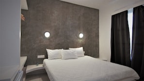 Habitación doble, vistas a la ciudad | Minibar, decoración individual, mobiliario individual