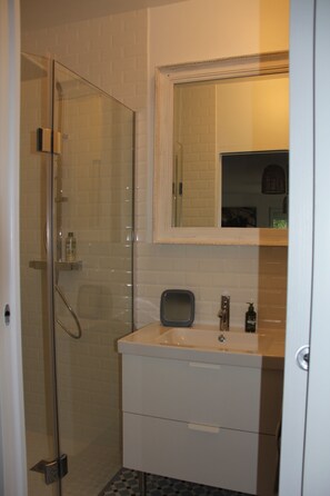 Double or Twin Room | Bathroom | Shower, hair dryer, towels - Blumereve (Blumeray)