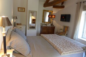 Double Room, Non Smoking (Les Rosiers) | Individually decorated, individually furnished, desk, free WiFi - Blumereve (Blumeray)
