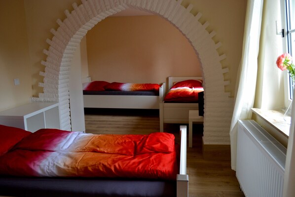 Habitación triple | Escritorio, wifi gratis y ropa de cama