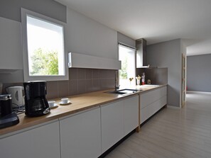 Jääkaappi, mikroaaltouuni, uuni, liesi