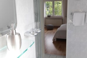 Appartement, 1 kingsize bed | Badkamer | Een douche, een haardroger, handdoeken, zeep