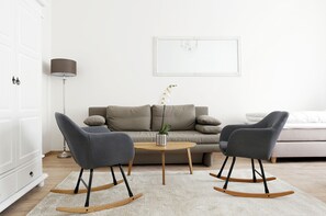 5 bedrooms, individually decorated, individually furnished, desk - RockChair Apartment Blissestraße (Berlin)