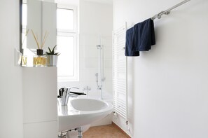 Appart'hôtel Confort, 5 chambres (incl. Final Cleaning Fee and Sheets) | Salle de bain