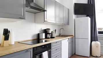 Comfort Condo, 5 Bedrooms (incl. Final Cleaning Fee and Sheets) | Private kitchen | Full-sized fridge, microwave, oven, stovetop