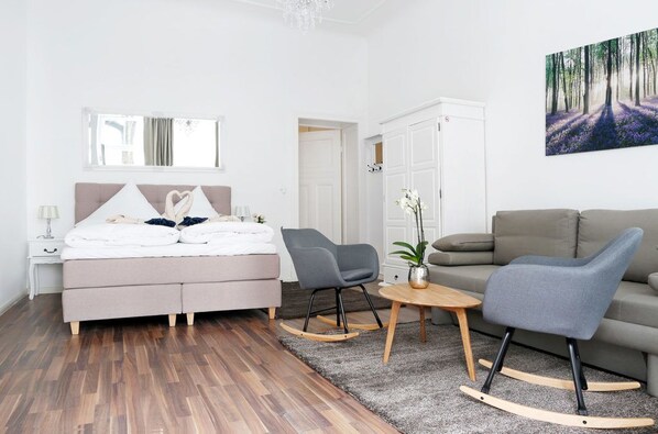 Condo Confort, 2 chambres | 2 chambres, décor unique, ameublement unique, bureau