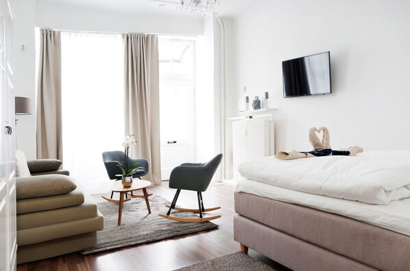 2 bedrooms, individually decorated, individually furnished, desk - RockChair Apartment Droysenstrasse (Berlin)