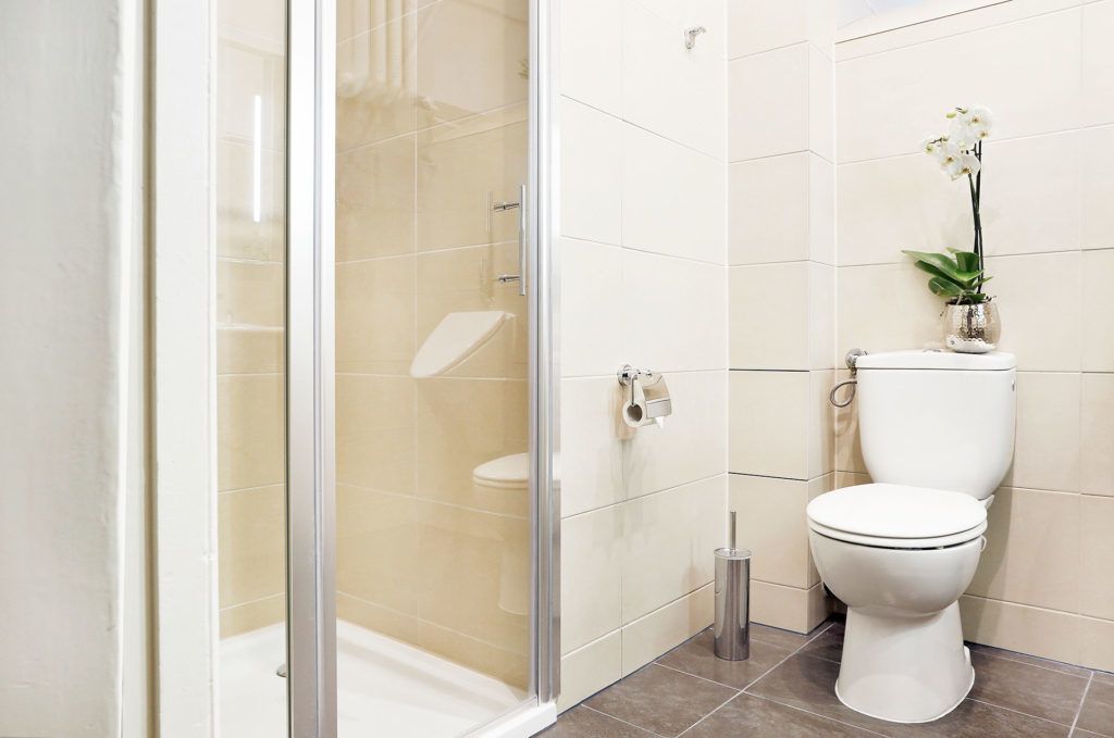 Comfort Condo, 2 Bedrooms | Bathroom | Shower, hydromassage showerhead, hair dryer, towels