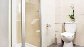 Comfort Condo, 2 Bedrooms | Bathroom | Shower, hydromassage showerhead, hair dryer, towels
