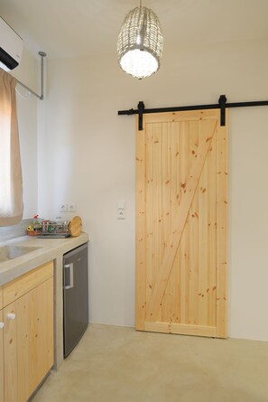 Kühlschrank, Herdplatte, Wasserkocher mit Kaffee-/Teezubehör