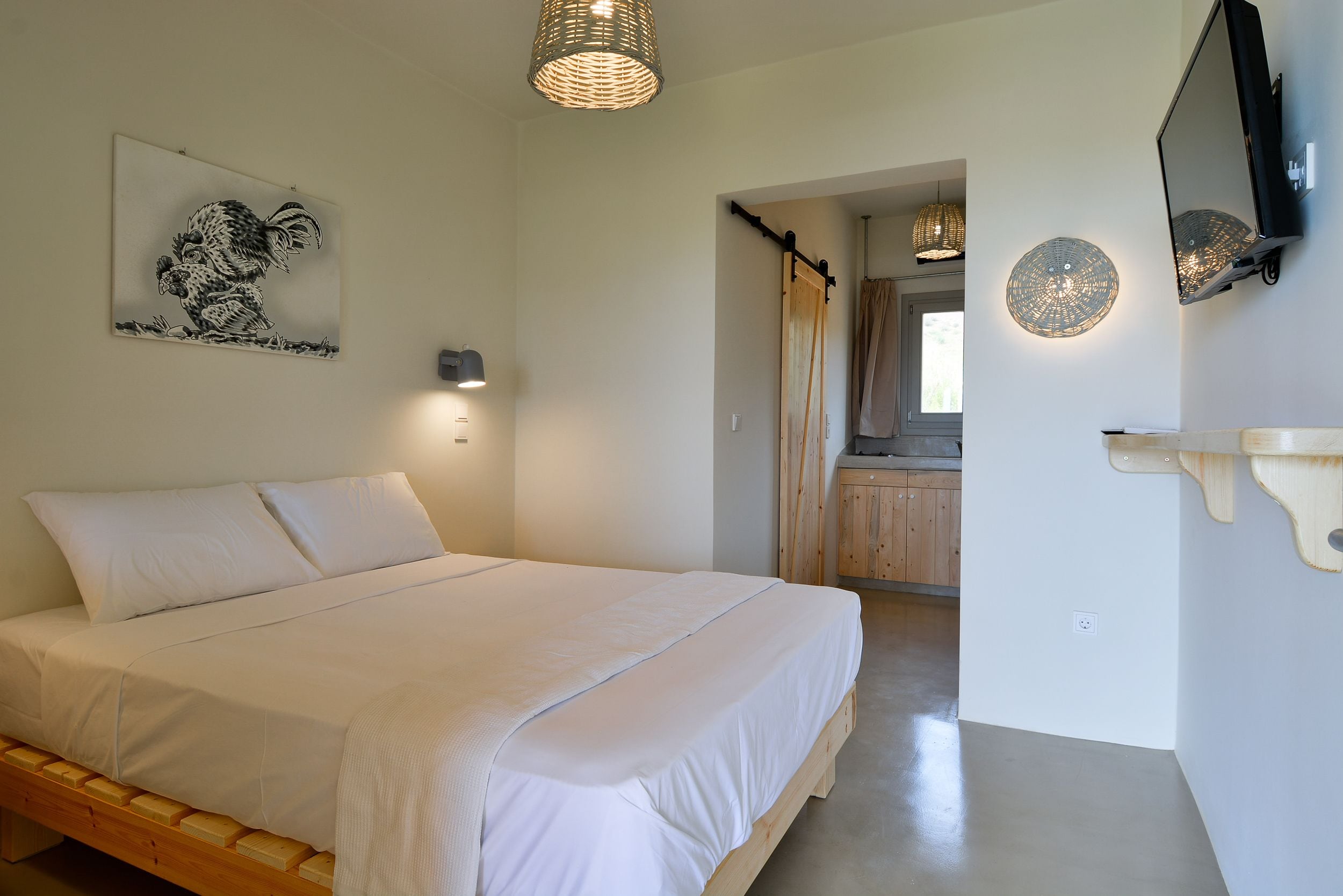 Een kluis op de kamer, individueel gedecoreerd, een bureau