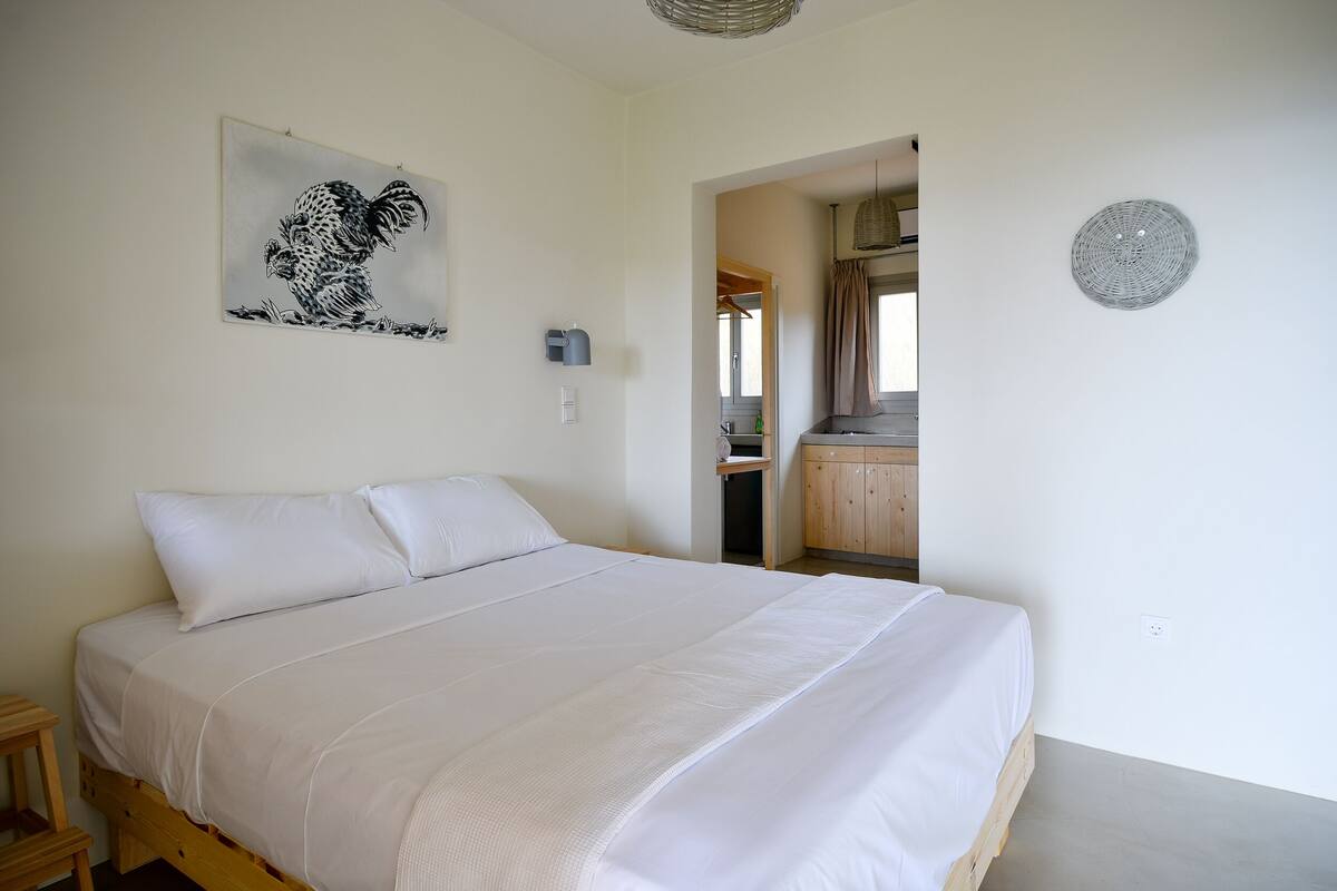 In-room safe, desk, iron/ironing board (on request), WiFi (free)
