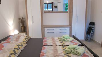 Deluxe Studio king size bed | Wi-Fi de cortesia, roupa de cama, acesso para cadeiras de rodas