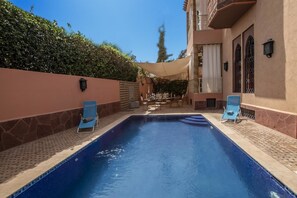 Outdoor pool, pool umbrellas, sun loungers - Villa Riad Les Deux Golfs (Marrakech)
