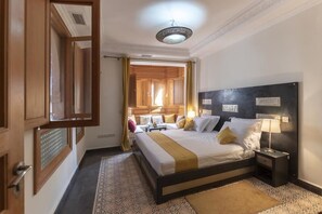 Rideaux occultants, chambres insonorisées, fer et planche à repasser