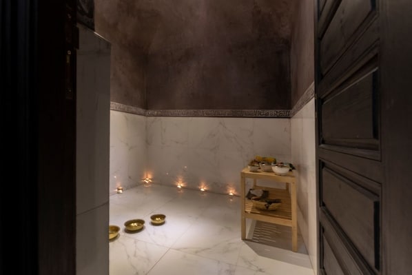 Hammam, soins de manucure et de pédicure, massages