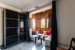 Habitación Deluxe (Turquoise) | Cortinas opacas y sistema de insonorización