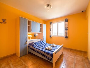 3 bedrooms, iron/ironing board, WiFi