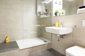 Appartamento, 2 camere da letto | Bagno | Doccia, set di cortesia gratuito, asciugacapelli, asciugamani