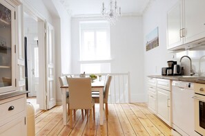 Full-size fridge, microwave, oven, stovetop