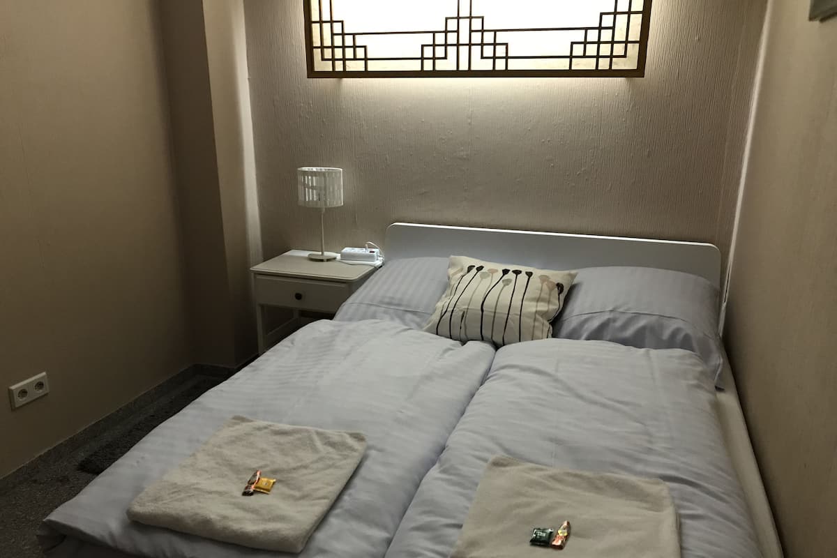 Tweepersoonskamer | Een bureau, een strijkplank/strijkijzer, gratis wifi, beddengoed