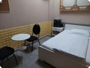 مكتب ومكواة/لوح كي وواي فاي مجانًا وملاءات أسرّة