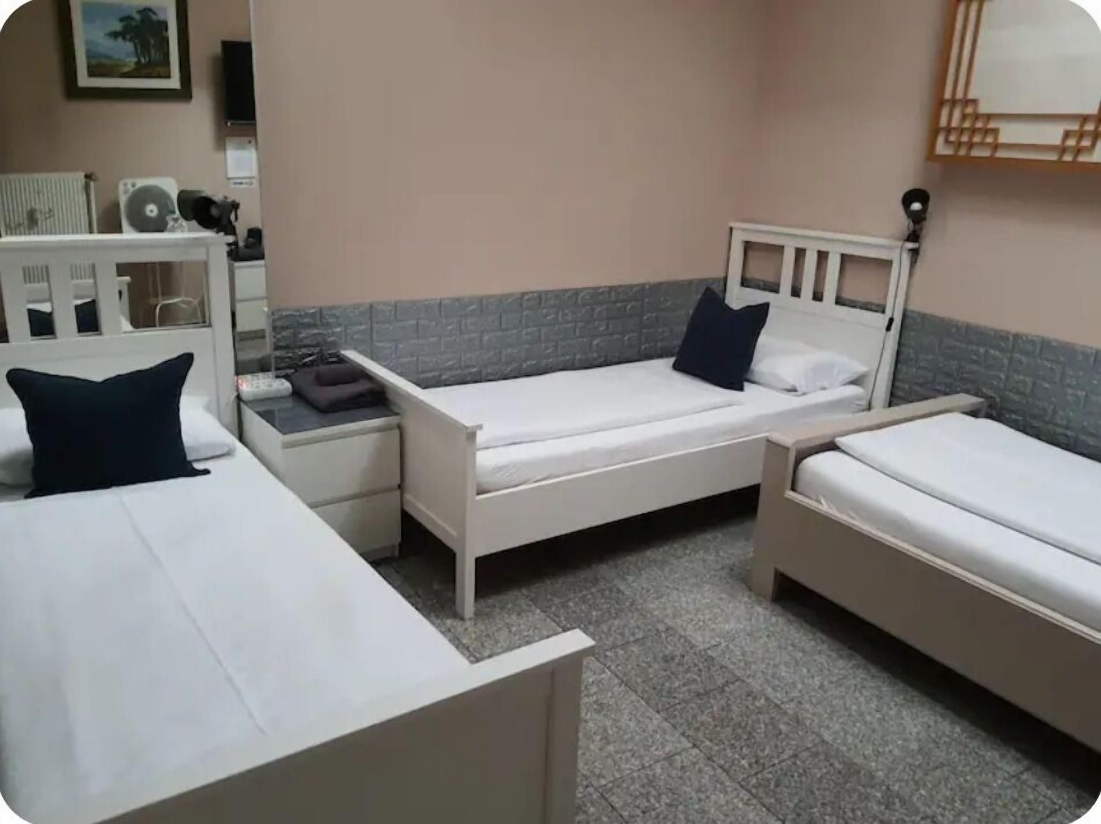 Quarto triplo | Escrivaninha, ferros/tábuas de passar roupa, Wi-Fi de cortesia