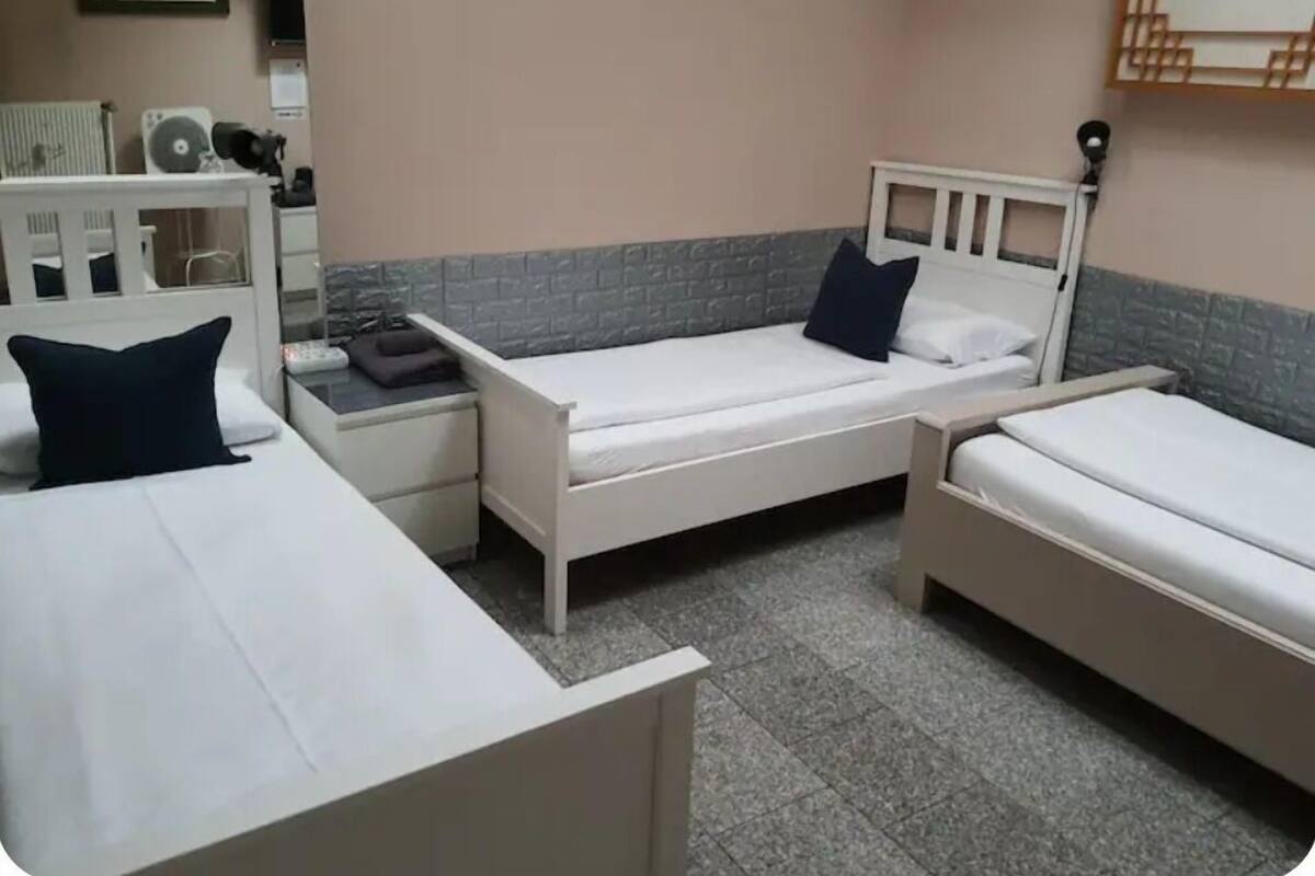 Dreibettzimmer | Schreibtisch, Bügeleisen/Bügelbrett, kostenloses WLAN, Bettwäsche