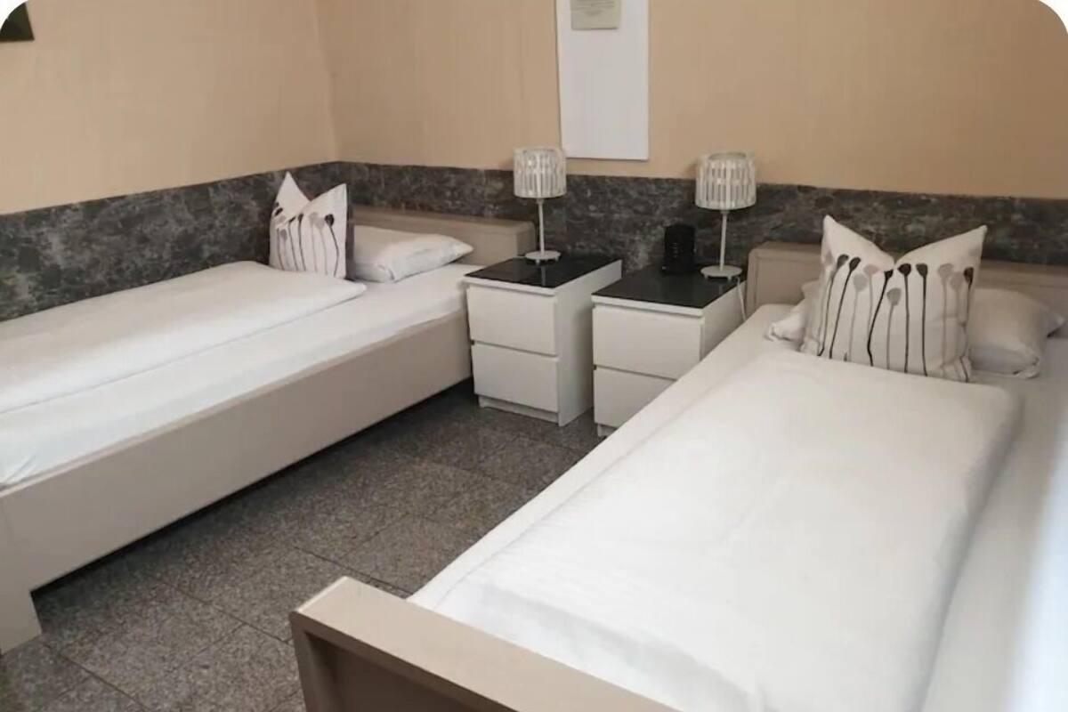Zweibettzimmer | Schreibtisch, Bügeleisen/Bügelbrett, kostenloses WLAN, Bettwäsche