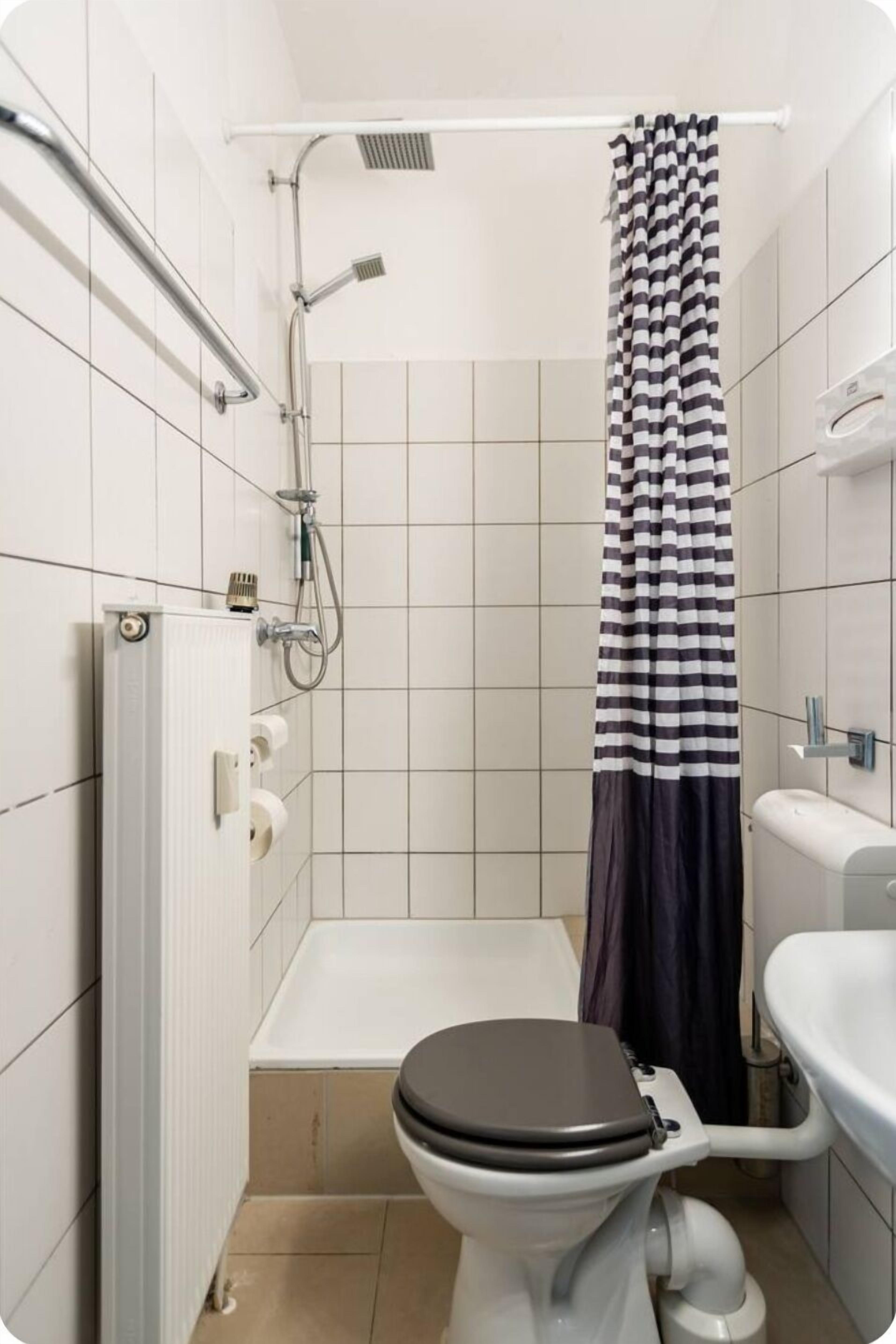 Chuveiro, chuveiro com efeito de chuva, produtos de toalete grátis 