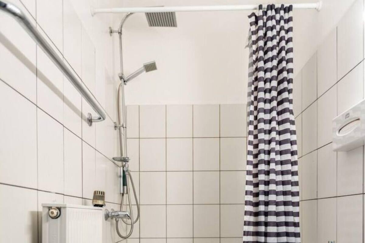 Dusche, Regendusche, kostenlose Toilettenartikel, Haartrockner