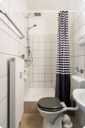 Shower, rainfall showerhead, free toiletries, hair dryer - Hotel Ko (Düsseldorf)