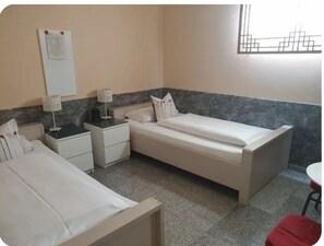 트윈룸 | 책상, 다리미/다리미판, 무료 WiFi, 침대 시트