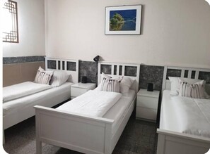 トリプルルーム | デスク、アイロン / アイロン台、WiFi (無料)、ベッドシーツ