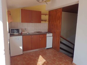 Fridge, microwave, oven, stovetop - Holiday apartment with terrace and sea view (Seline)