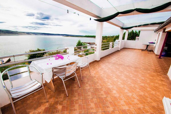 Outdoor dining - Holiday apartment with terrace and sea view (Seline)