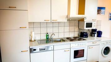 Kühlschrank, Mikrowelle, Ofen, Geschirrspüler