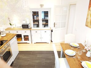 Apartment, 3 Bedrooms | Private kitchen | Full-sized fridge, microwave, oven, stovetop - RockChair Apartment Fritz-Reuter-Straße (Berlin)