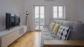 Leilighet – comfort, 1 soverom, terrasse, byutsikt | Oppholdsrom | En 40-tommers Flatskjerm-TV med kabel-kanaler samt TV